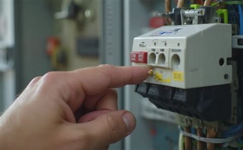 electric fuse box switch won't stay up|why won't my breaker switch keep on.